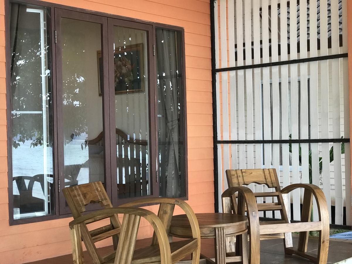 Paradise Beachfront Bungalows Hotel Koh Kradan Exterior photo